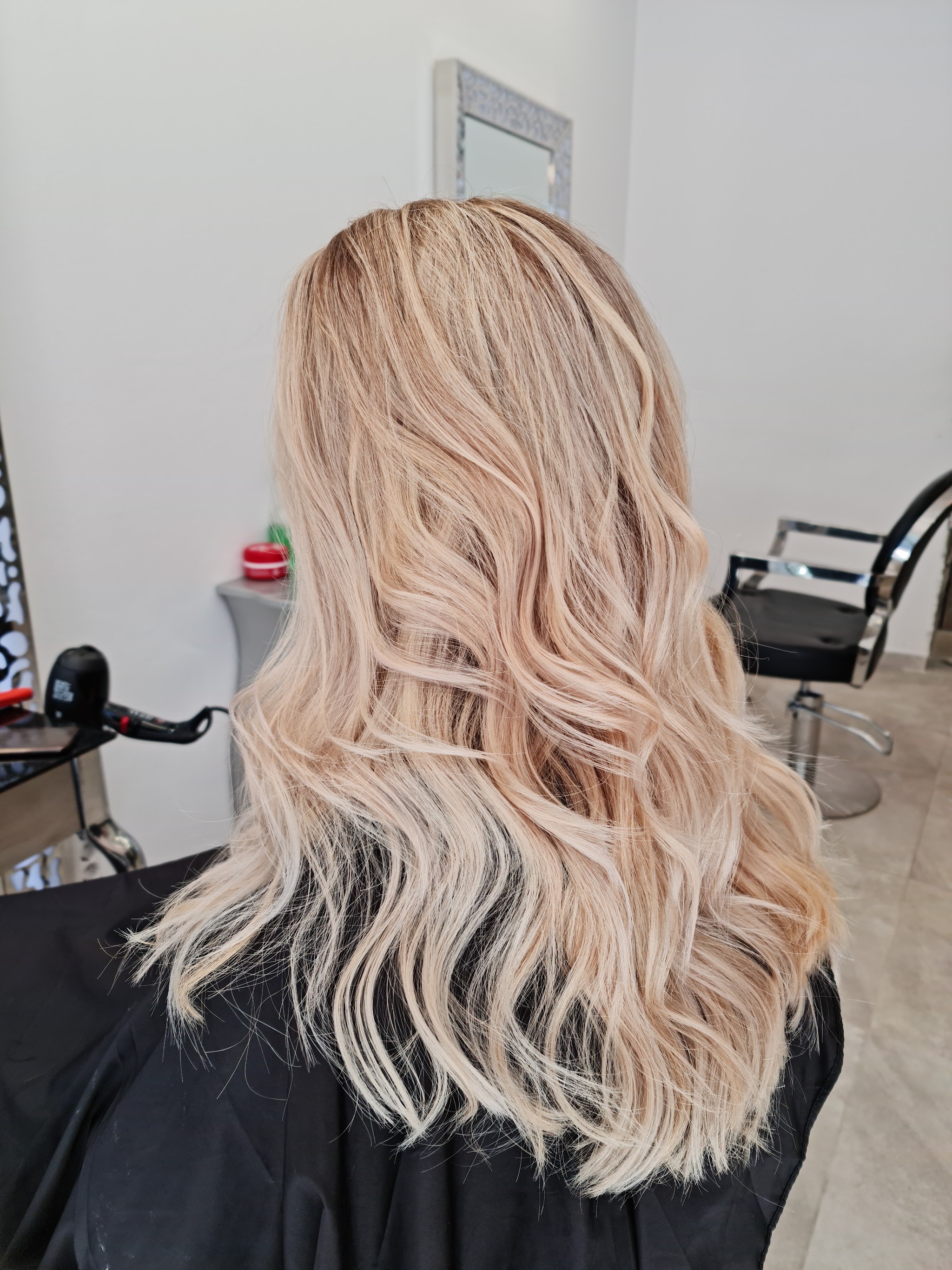 Lichtblonde golven, van achteren gezien in de salon