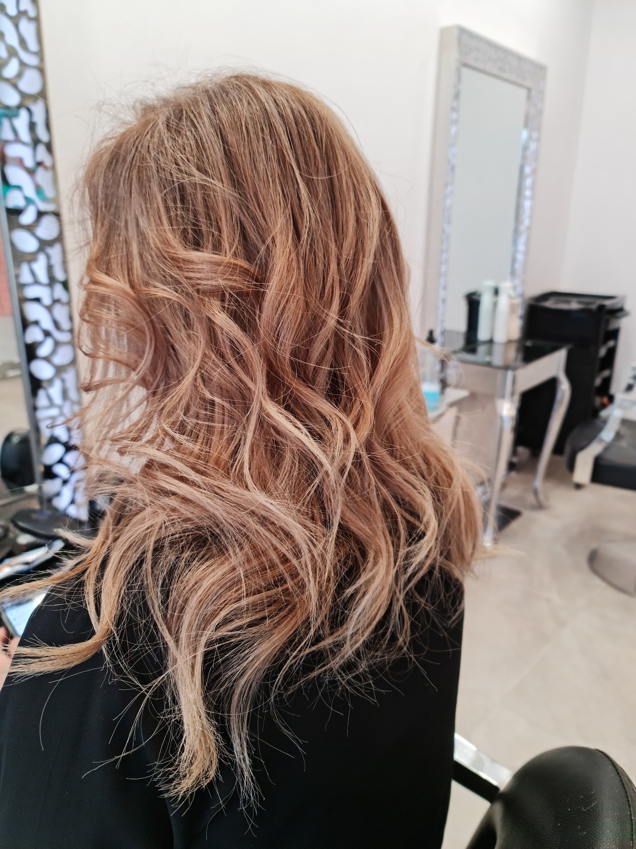 Koperblond haar met zachte golven