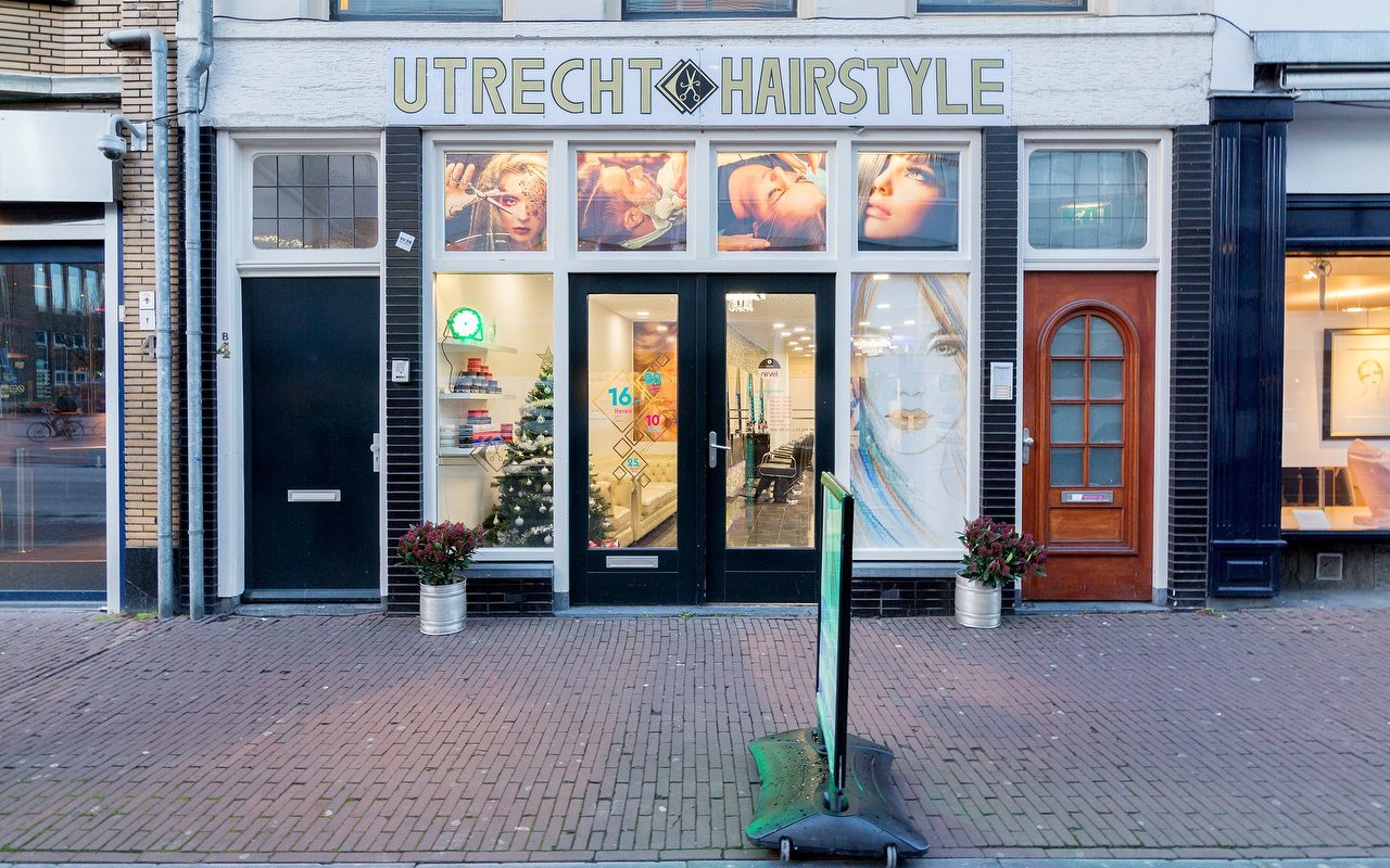 De gevel van Utrecht Hairstyle aan de Lange Jansstraat, met het naambord boven de etalage